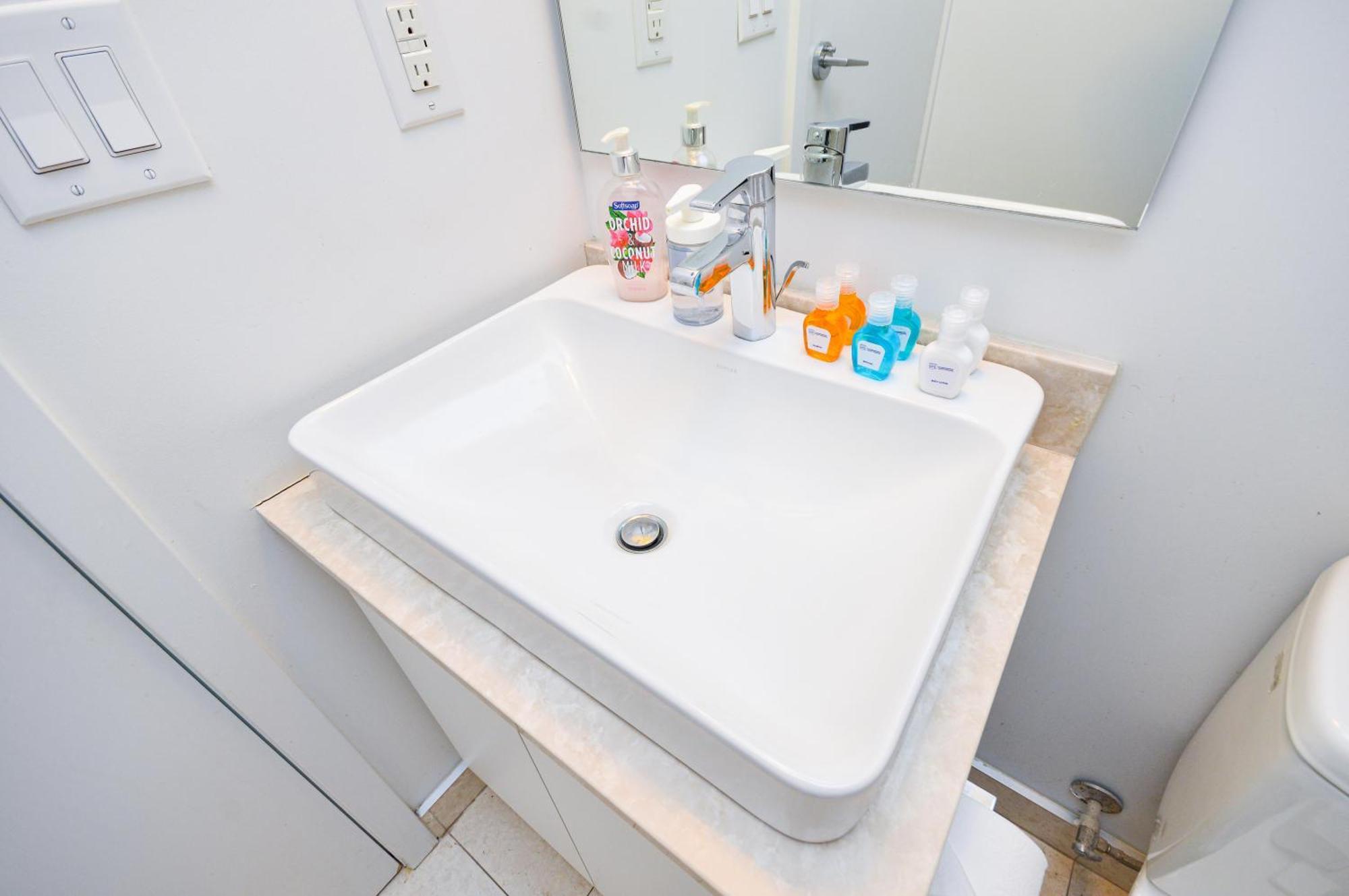 Downtown Toronto Condo Near Cn Tower, Scotiabank Arena, Rogers Centre, Union Station المظهر الخارجي الصورة