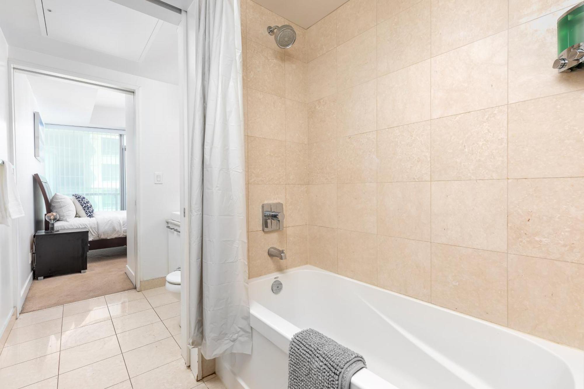 Downtown Toronto Condo Near Cn Tower, Scotiabank Arena, Rogers Centre, Union Station المظهر الخارجي الصورة