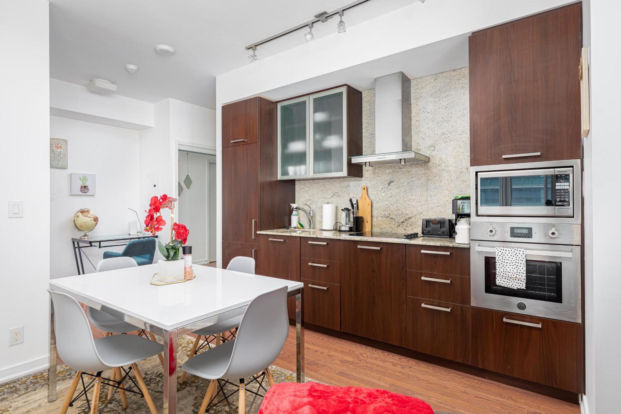 Downtown Toronto Condo Near Cn Tower, Scotiabank Arena, Rogers Centre, Union Station المظهر الخارجي الصورة